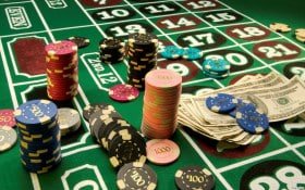 Dealer profesional melakukan lemparan dadu di studio langsung judiresmi