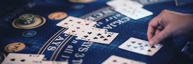 Meja live dealer dengan siaran multi-kamera dari studio profesional